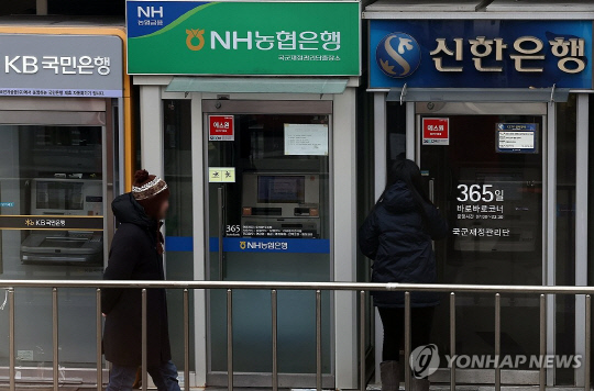 국내 가계대출 차주의 1인당 평균 대출 잔액이 올해 3분기 말 9500만원을 돌파한 것으로 나타났다. 사진은 서울 시내 현금자동인출기 모습. 연합뉴스